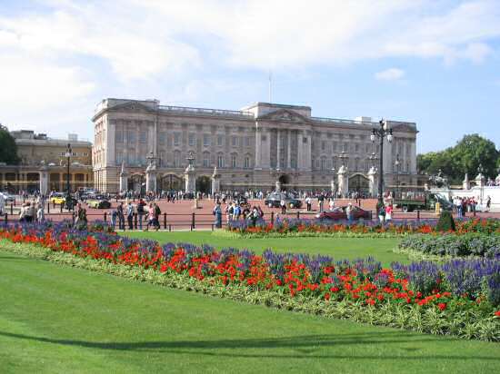 A picture of Buckingham Palace.
