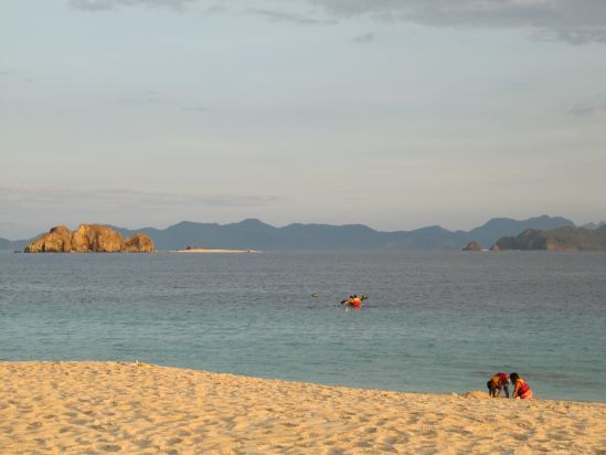 club paradise coron philippines Isla Walang Lang aw canoe kids picture
